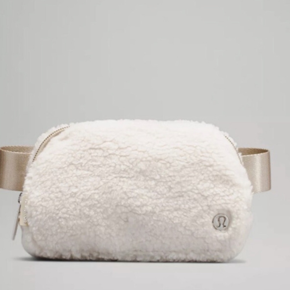 Lululemon / NWT Everywhere Fleece Belt Bag Whitewith Gold logo